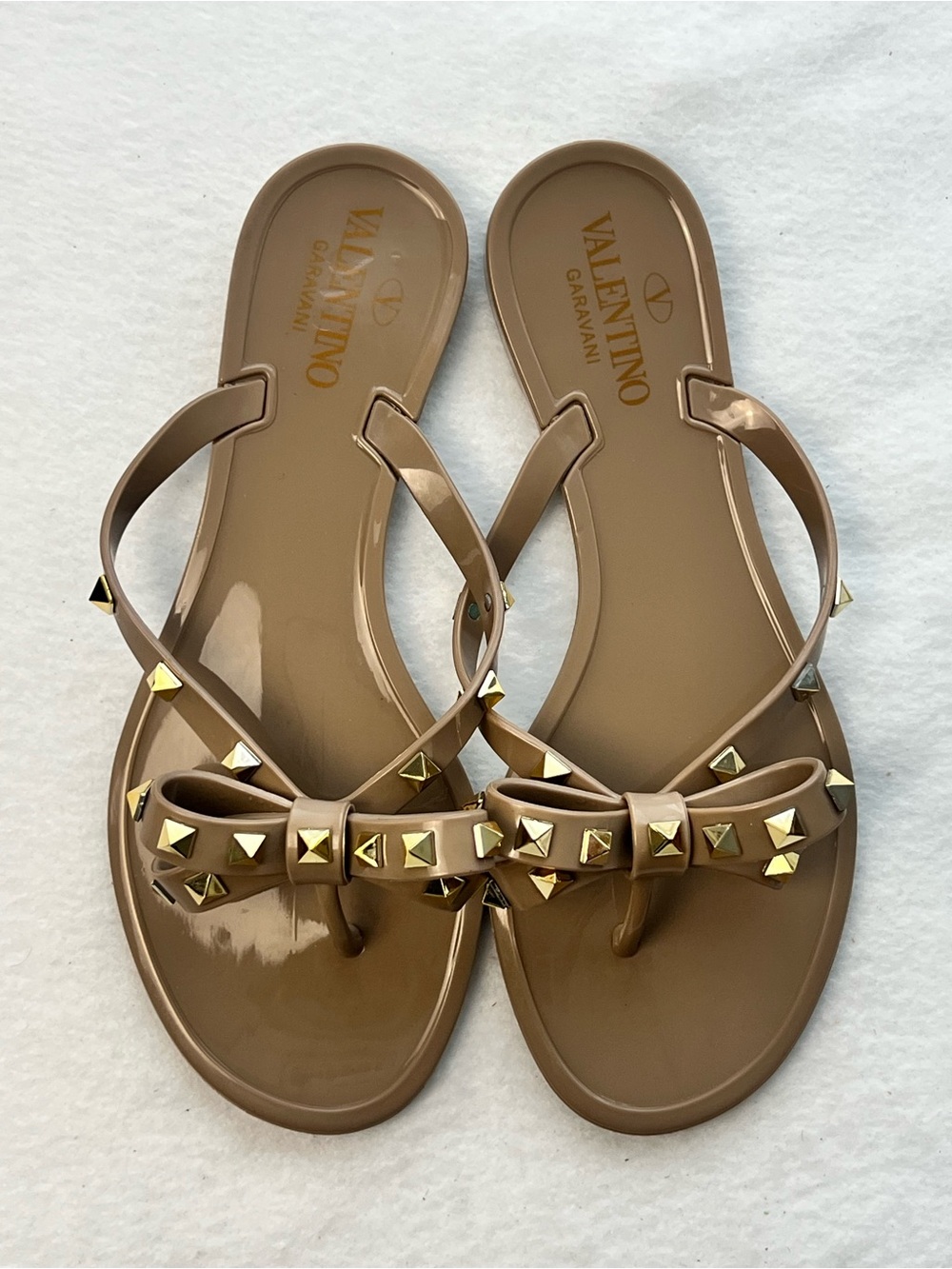 Valentino Garavani Rockstud Bow Jelly Sandals Nude Taupe EU 38 US7 Made in Italy